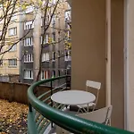 Apartment Stylish Ideal For Remote Work By Renters